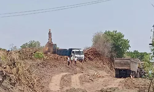 बीड : दिन - रात मुरूम उत्खनन, राजस्व विभाग की अनदेखी