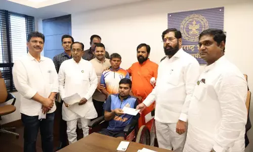 मुख्यमंत्री शिंदे ने शारीरिक रूप से अक्षम के लिए दिखाई दरियादिली- पास बैठे पिता की आंखे हुई नम