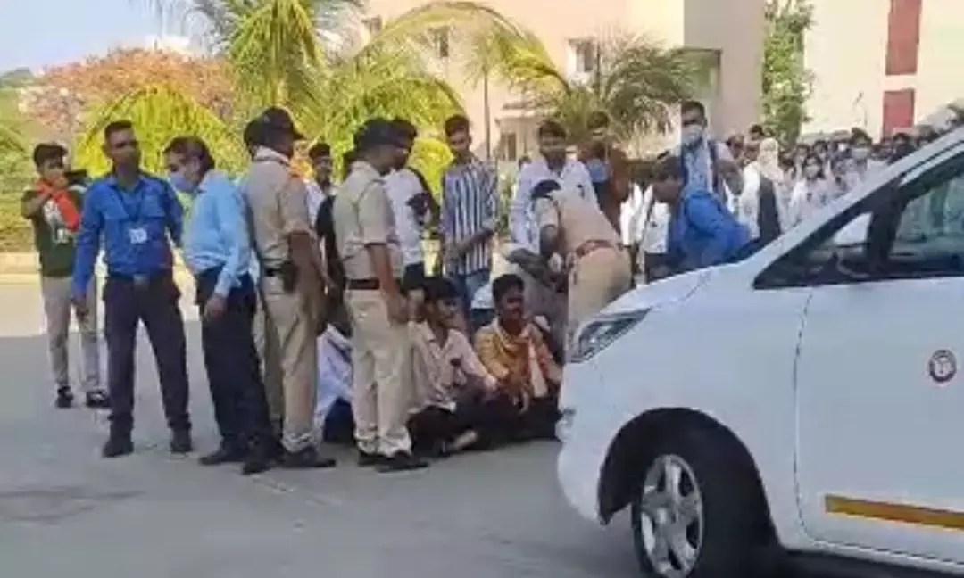 सिम्स में प्रदर्शन, पैरामेडिकल छात्रों ने की नारेबाजी
