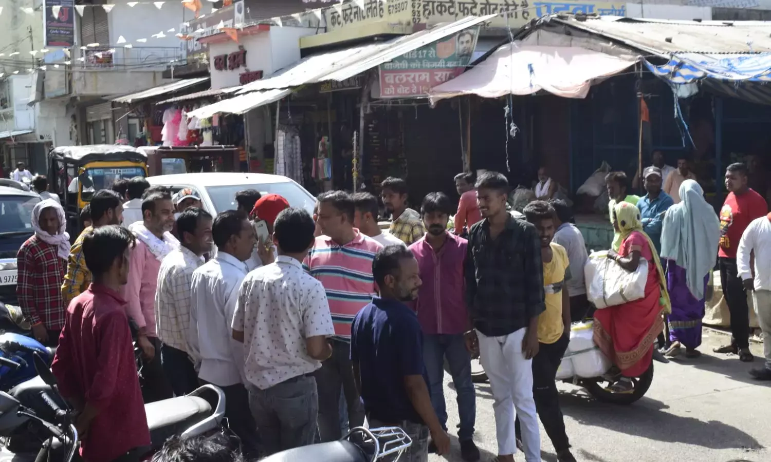 शनिचरा बाजार में विवाद, फुटकर व्यापारियों ने किया प्रदर्शनन