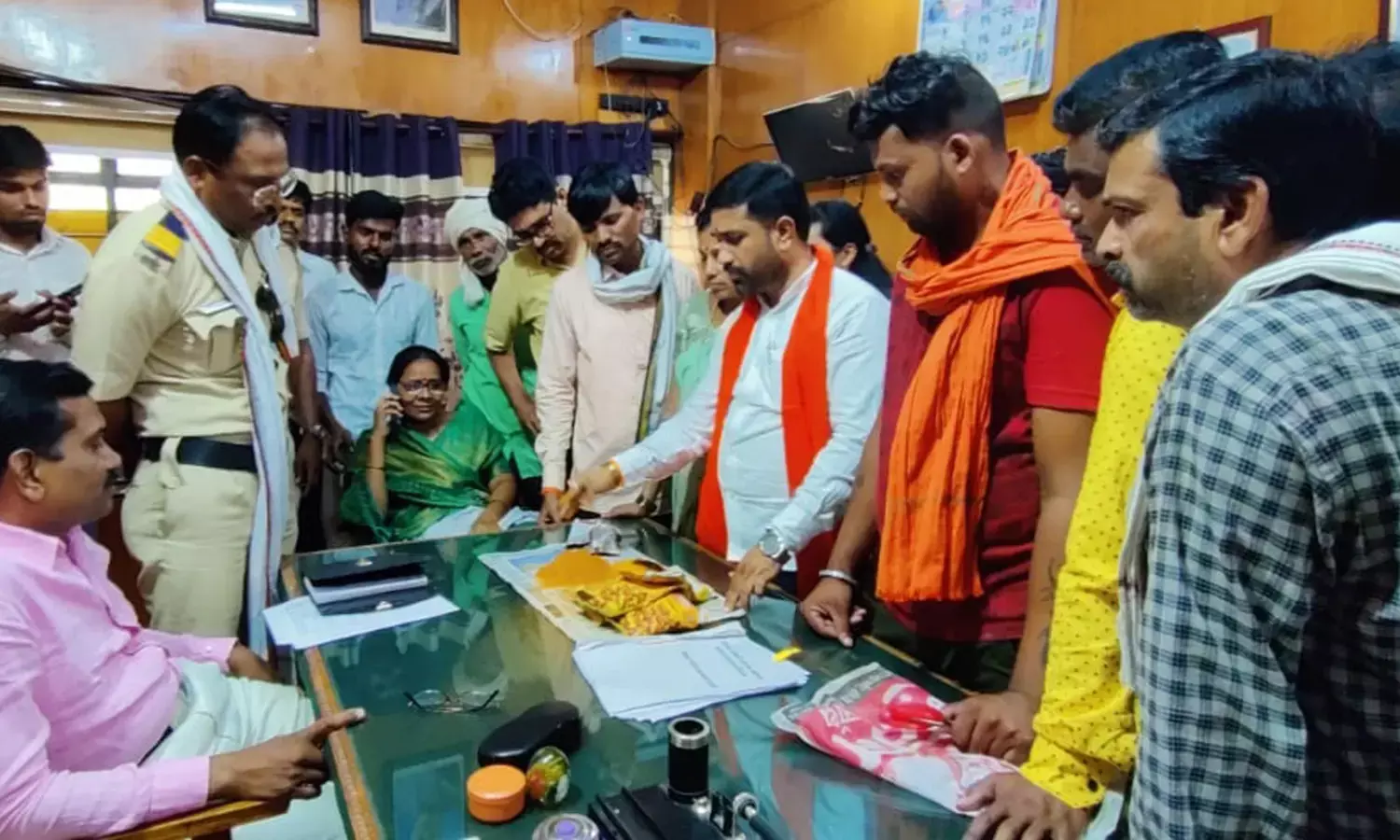 निकृष्ट दर्जे का अनाज आपूर्ति करने वाले ठेकेदार के खिलाफ कार्रवाई करें