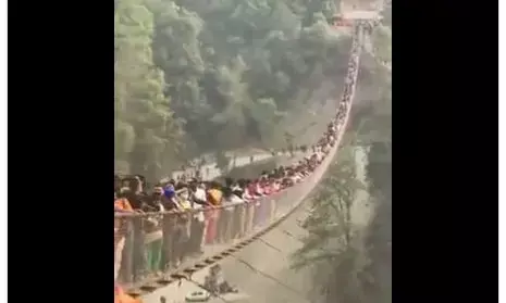 जानिए क्या है हवा में झूलते पुल पर मौजूद भीड़ के वायरल वीडियो का सच?