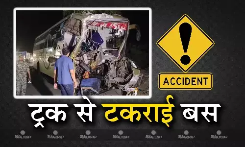 मध्यप्रदेश के मुरैना में ट्रक से जा भिड़ी बस, 3 की मौत कई घायल