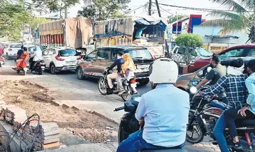 उखरी तिराहे पर रोज लग रहा जाम, कोई देखने वाला नहीं उखरी तिराहे पर रोज लग रहा जाम, कोई देखने वाला नहीं