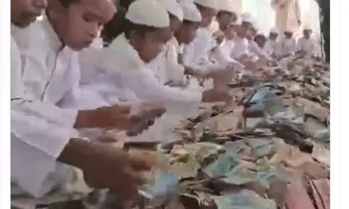 फैक्ट चेक: बांग्लादेश की मस्जिद में आया रिकॉर्ड दान, सोशल मीडिया पर वीडियो शेयर कर बताया गया शिरडी साईं बाबा मंदिर फैक्ट चेक: बांग्लादेश की मस्जिद में आया रिकॉर्ड दान, सोशल मीडिया पर वीडियो शेयर कर बताया गया शिरडी साईं बाबा मंदिर