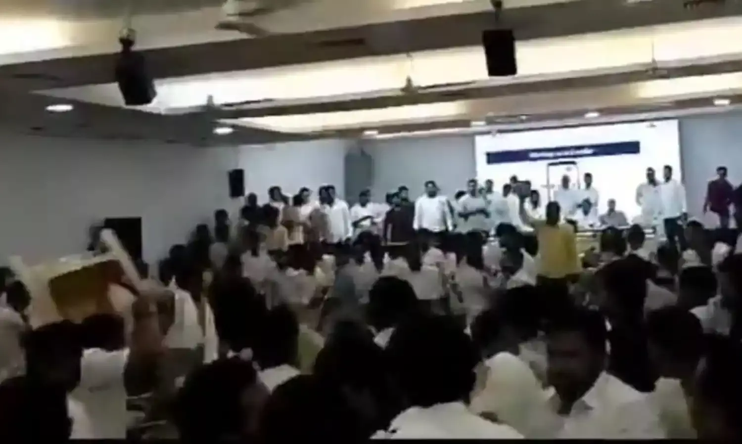 नाना पटोले की मौजूदगी में युवा कांग्रेसियों ने एक दूसरे पर बरसाई कुर्सियां