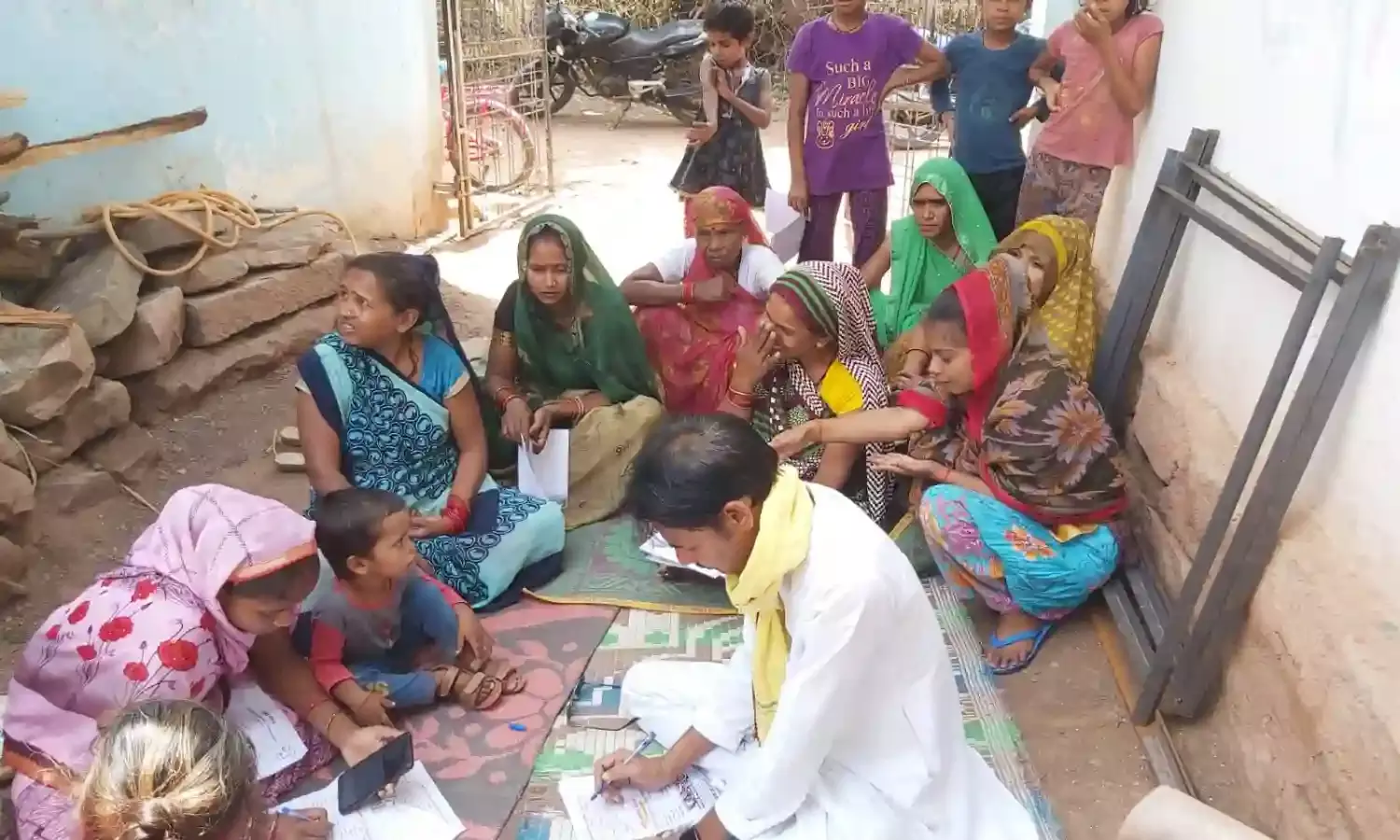 लगातार भरवाये जा रहे नारी सम्मान योजना के फार्म