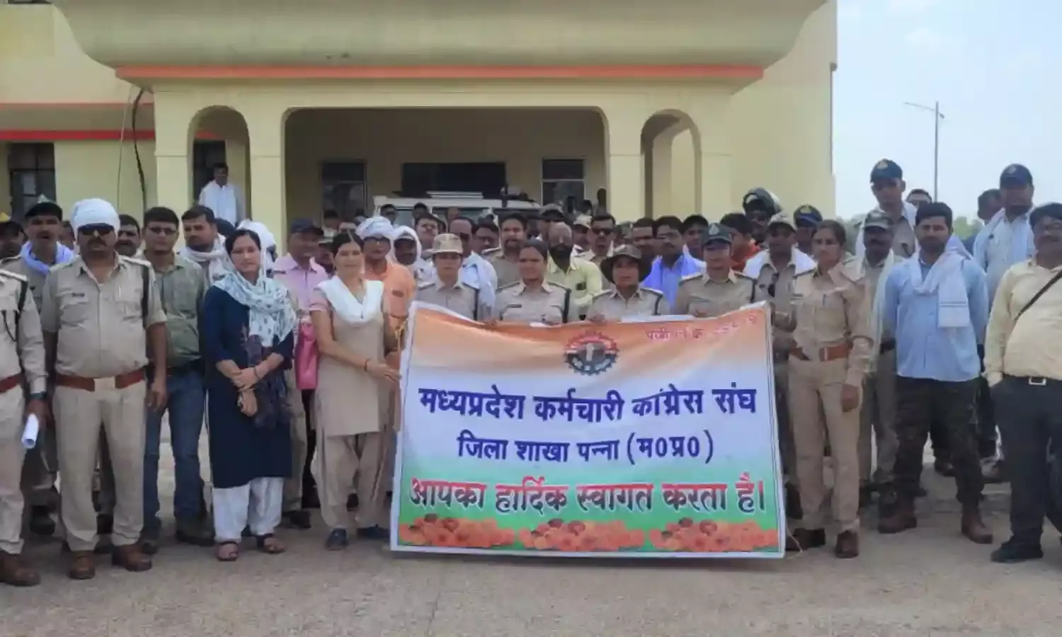 मध्य प्रदेश कर्मचारी संघ ने पुलिस अधीक्षक के नाम सौंपा ज्ञापन