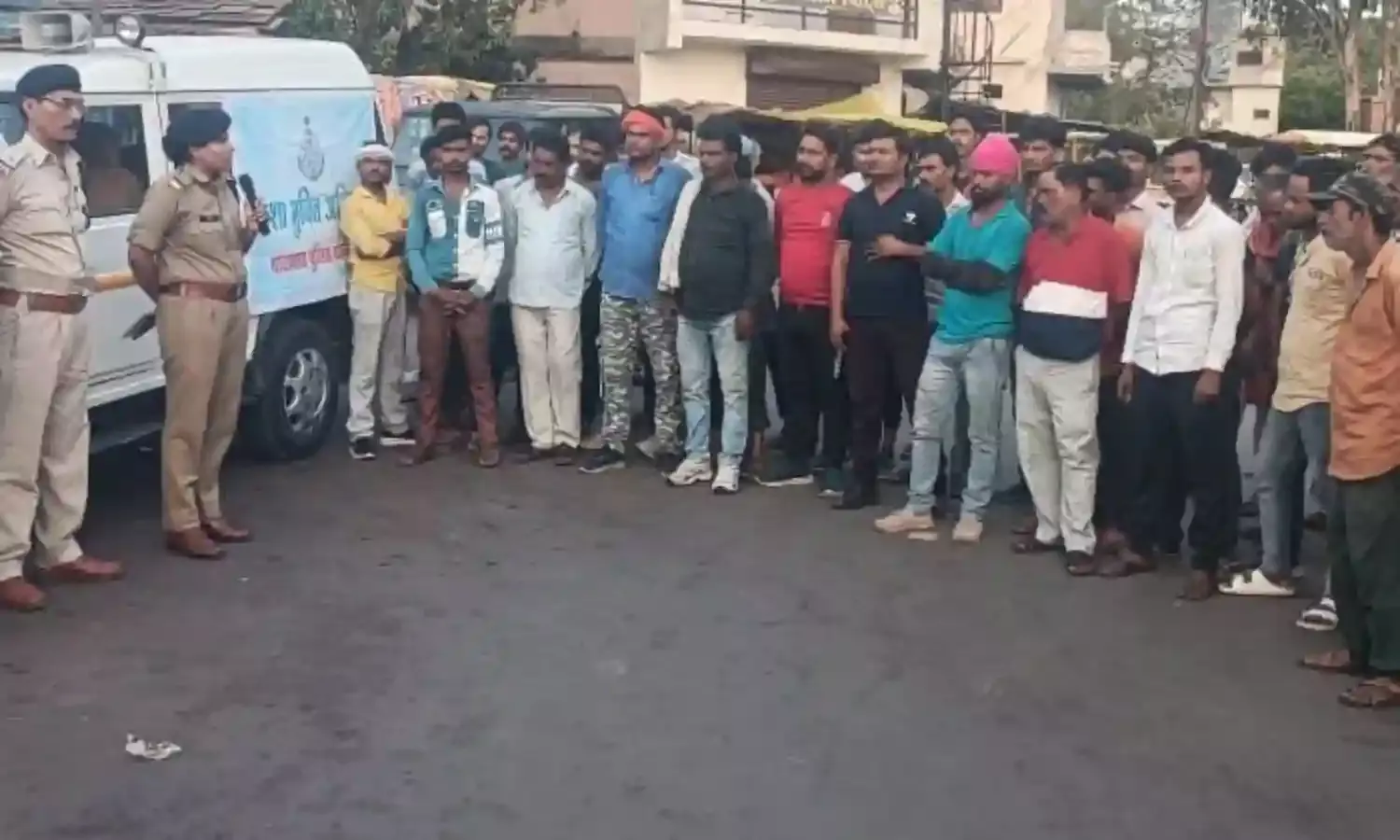 लोगों को नशा से दूर रहने पुलिस ने दी समझाईश