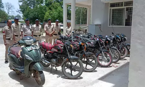 चोर गिरोह धराया... महाराष्ट्र और गुजरात से चोरी करते थे वाहन, 9 वाहन जब्त