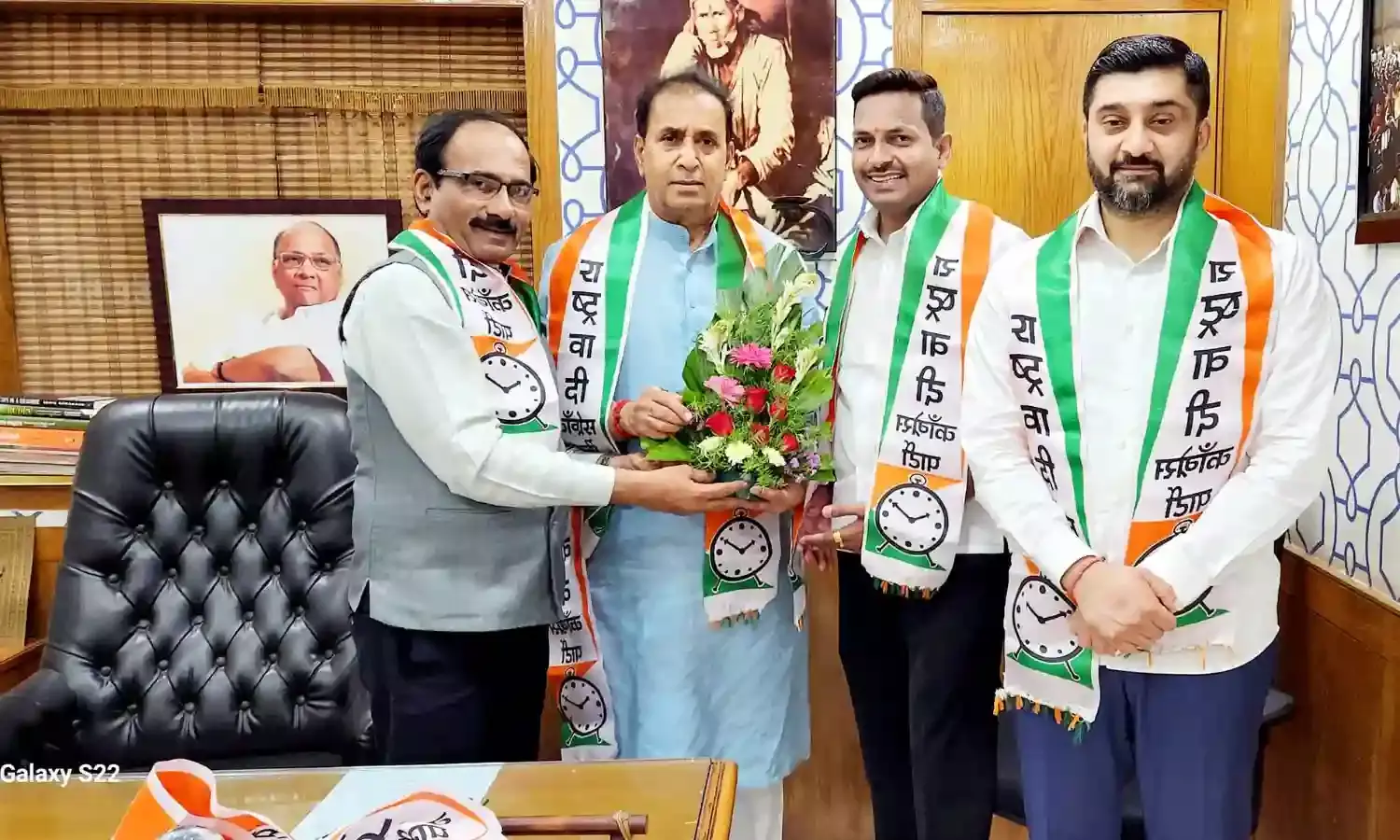 राकांपा में असंतुष्ट कभी उधर, कभी इधर