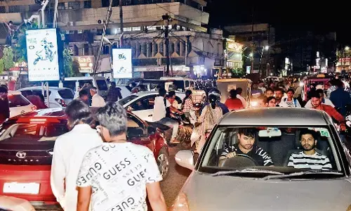 सड़क तक पसरे वाहन, सिविक सेंटर में हर तरफ जाम