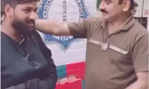 पूर्व पाकिस्तानी पीएम इमरान खान के घर बुर्के में क्या कर रहा था अजनबी शख्स? गुत्थी सुलझाने में जुटी पुलिस पूर्व पाकिस्तानी पीएम इमरान खान के घर बुर्के में क्या कर रहा था अजनबी शख्स? गुत्थी सुलझाने में जुटी पुलिस