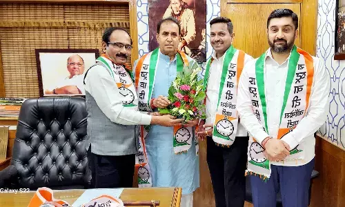 राकांपा में असंतुष्ट कभी उधर, कभी इधर