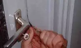 बिल्डर के निवास में घुसे चोर, नकद सहित जेवर उड़ा ले गए