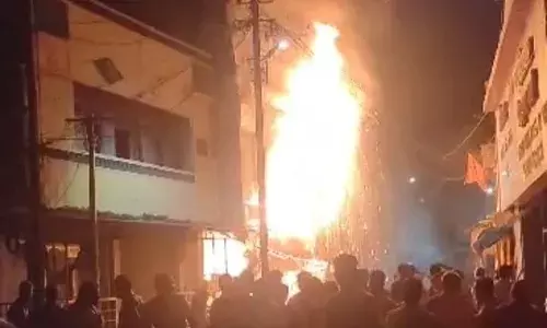 कपड़े के शोरूम में लगी आग,  तीन मंजिला इमारत चपेट में