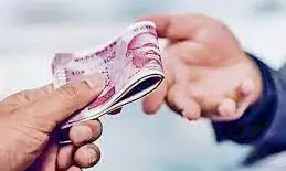 पुलिसकर्मी को 10 हजार की रिश्वत लेते एसीबी ने रंगेहाथ पकड़ा