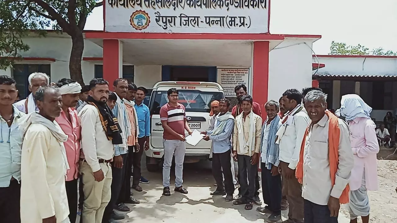आरोप:दो की जगह एक माह का राशन दे रहा है कोटेदार आरोप:दो की जगह एक माह का राशन दे रहा है कोटेदार
