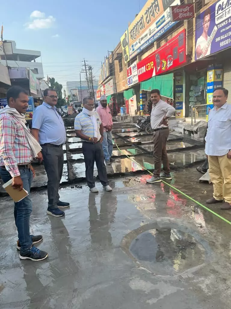 ईई के निरीक्षण में खुली पोल, सडक़ निर्माण में निकली आधा दर्जन खामियां ईई के निरीक्षण में खुली पोल, सडक़ निर्माण में निकली आधा दर्जन खामियां