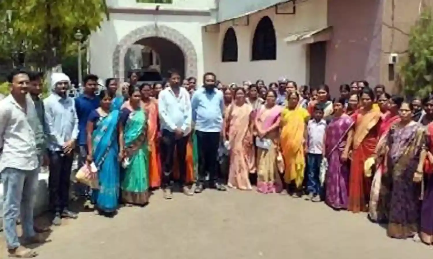 गांव को बाढ़ से बचाने जिला कार्यालय पर धमकीं महिलाएं