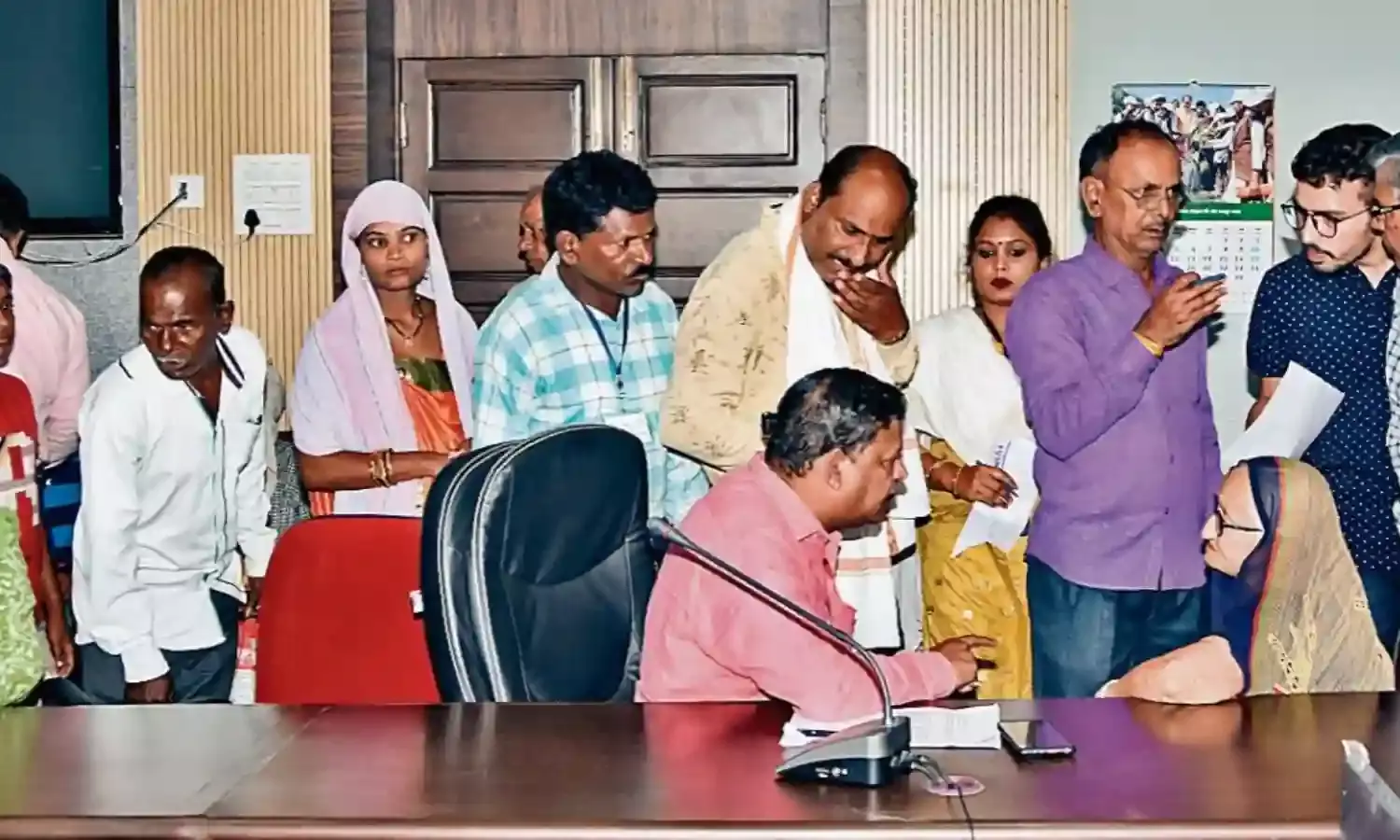 जनसुनवाई : आरोप लगाया कि पति शराब पीकर मारपीट करता है, कलेक्ट्रेट में पहुँचीं 150 शिकायतें