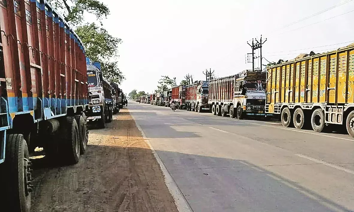 नेशनल हाईवे पर ट्रक चालकों का कब्जा