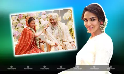 करण देओल की शादी में नहीं पहुंची हेमा मालिनी की फैमिली, ईशा ने इस तरह से किया कपल को विश, देखें शादी की इनसाइड फोटोज करण देओल की शादी में नहीं पहुंची हेमा मालिनी की फैमिली, ईशा ने इस तरह से किया कपल को विश, देखें शादी की इनसाइड फोटोज