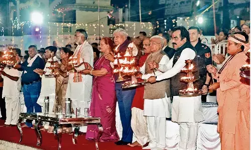 नमामि देवी नर्मदे : गौरीघाट में ओम के उच्चारण के साथ शुरू हुई महाआरती, राज्यपाल व अन्य जनप्रतिनिधि भी हुए शामिल