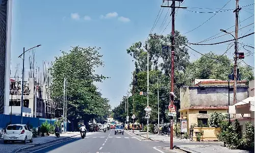 जिन सड़कों को स्मार्ट बनाया उनमें काम अब भी पुराने ढर्रे पर, बारिश में बढ़ेगी परेशानी जिन सड़कों को स्मार्ट बनाया उनमें काम अब भी पुराने ढर्रे पर, बारिश में बढ़ेगी परेशानी