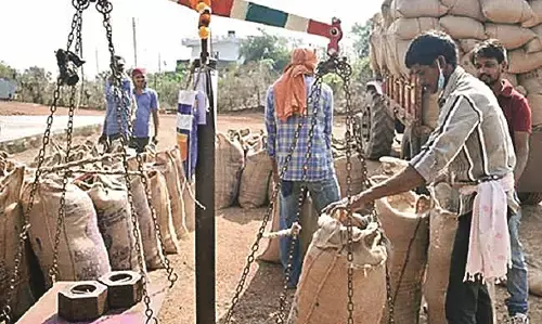 धान खरीदी केंद्रों की जांच में जुटे चार उड़न दस्ते, मिली थी अनियमितता की शिकायतें धान खरीदी केंद्रों की जांच में जुटे चार उड़न दस्ते, मिली थी अनियमितता की शिकायतें
