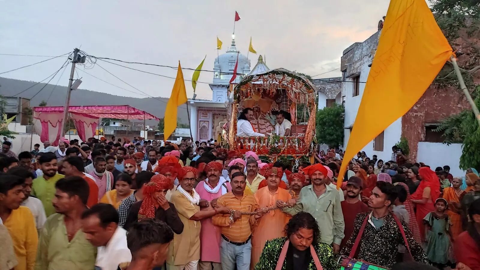 सिमरिया में धूमधाम से निकली भगवान जगन्नाथ स्वामी की शोभायात्रा सिमरिया में धूमधाम से निकली भगवान जगन्नाथ स्वामी की शोभायात्रा
