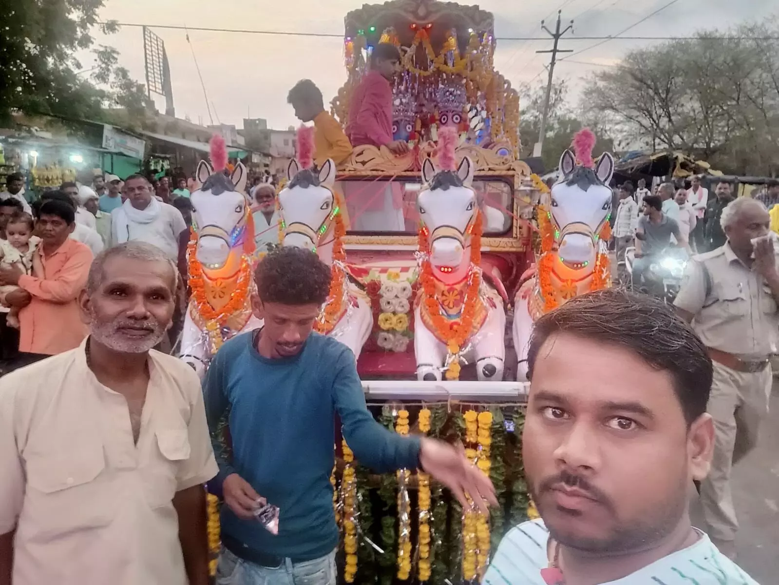 पवई में निकली रथयात्रा, इंद्रदेव ने बारिश की फुहारों से किया अभिषेक पवई में निकली रथयात्रा, इंद्रदेव ने बारिश की फुहारों से किया अभिषेक