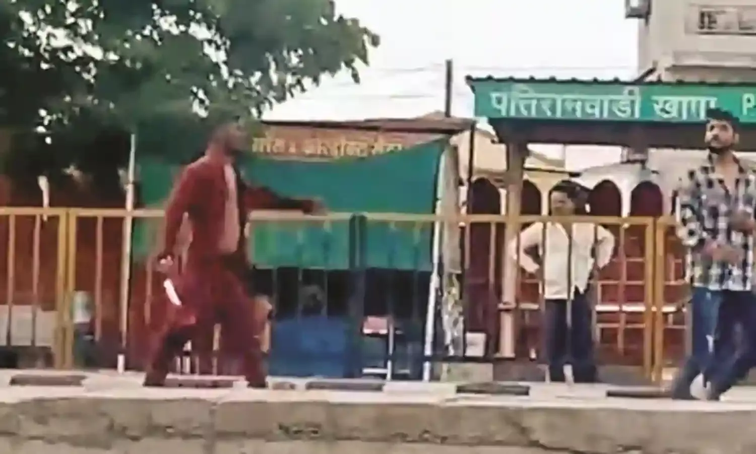क्राइम सीन :  खेत से बोर्ड हटाने की बात कही, तो सड़क पर चाकू लेकर दौड़ाया