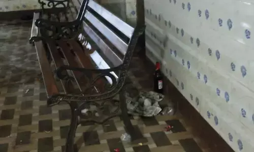 बस स्टैण्ड यात्री प्रतीक्षालय में शराबियों की जमघट