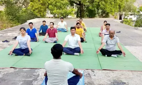 न्यायालय परिसर में आयोजित योग कार्यक्रम