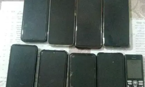 पुलिस ने मारी रेड, फार्म हाउस में चल रहा था जुआफड़, ८ जुआरी धराएं १ लाख रुपए नकद समेत साढ़े पांच लाख का मशरूका जब्त पुलिस ने मारी रेड, फार्म हाउस में चल रहा था जुआफड़, ८ जुआरी धराएं १ लाख रुपए नकद समेत साढ़े पांच लाख का मशरूका जब्त