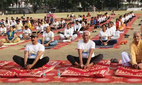 वसुधैव कुटुम्बकम की थीम पर हुए योग के सामूहिक कार्यक्रम वसुधैव कुटुम्बकम की थीम पर हुए योग के सामूहिक कार्यक्रम