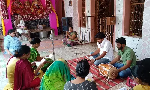 विश्राम कर रहे भगवान जगन्नाथ का दर्शन करने पहुंच रहे लोग