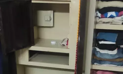 एप्पल रेसिडेंसी में लाखों की चोरी
