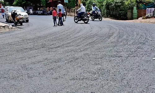 लेबर चौक से एमआर-फोर तक बनी सड़क पर उठे सवाल, लोगों ने कहा- निर्माण में किया गया घटिया सामग्री का उपयोग लेबर चौक से एमआर-फोर तक बनी सड़क पर उठे सवाल, लोगों ने कहा- निर्माण में किया गया घटिया सामग्री का उपयोग