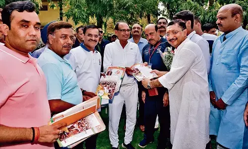 आर्थिक गतिविधियाँ बढ़ाकर कर रहे विकास