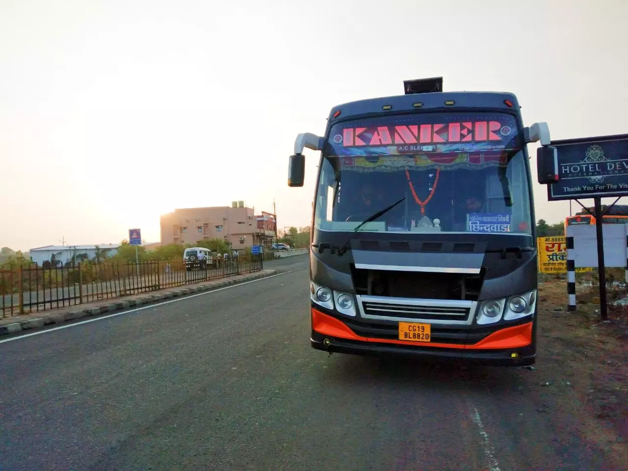 हादसे के बाद यात्रियों से भरी क्षतिग्रस्त बस को २४४ किलोमीटर तक दौड़ाया हादसे के बाद यात्रियों से भरी क्षतिग्रस्त बस को २४४ किलोमीटर तक दौड़ाया