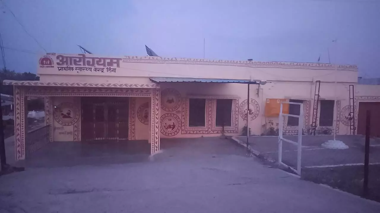 डिलेवरी पाइंट में लटका ताला, अस्पताल के बाहर तीन घंटे तक प्रसव पीड़ा से तड़पती रही गर्भवती डिलेवरी पाइंट में लटका ताला, अस्पताल के बाहर तीन घंटे तक प्रसव पीड़ा से तड़पती रही गर्भवती