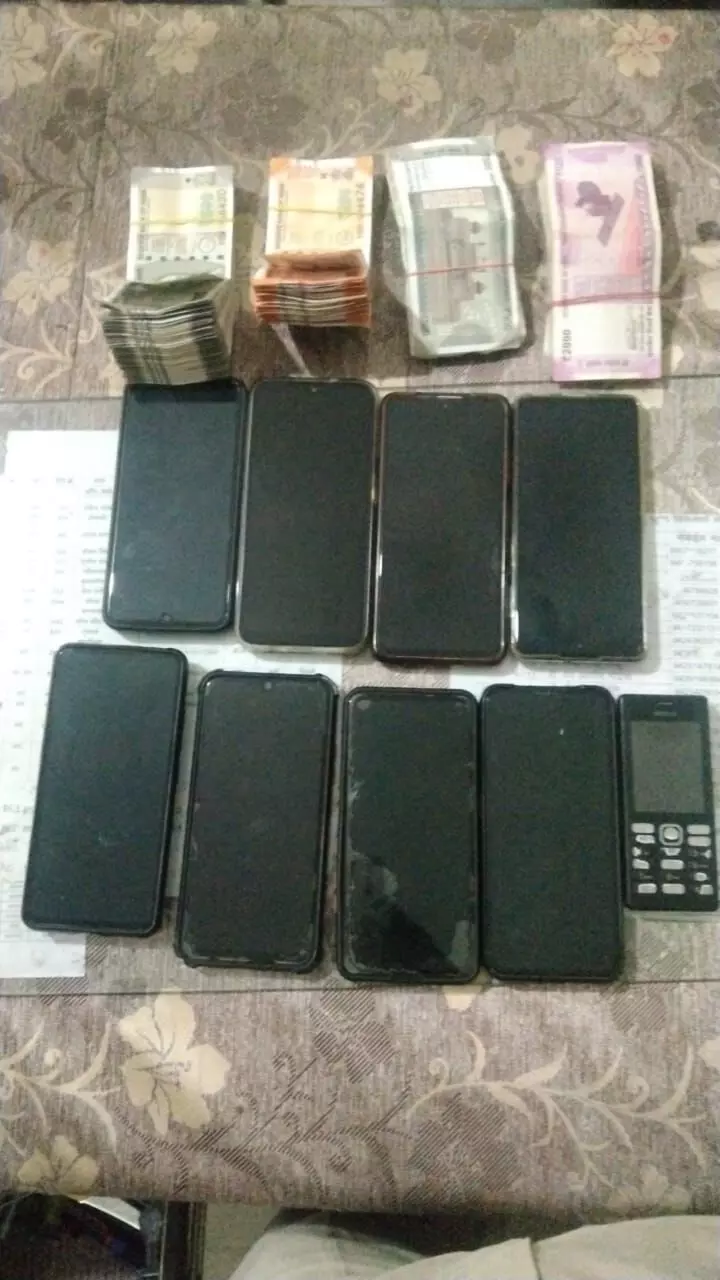 पुलिस ने मारी रेड, फार्म हाउस में चल रहा था जुआफड़, ८ जुआरी धराएं १ लाख रुपए नकद समेत साढ़े पांच लाख का मशरूका जब्त पुलिस ने मारी रेड, फार्म हाउस में चल रहा था जुआफड़, ८ जुआरी धराएं १ लाख रुपए नकद समेत साढ़े पांच लाख का मशरूका जब्त