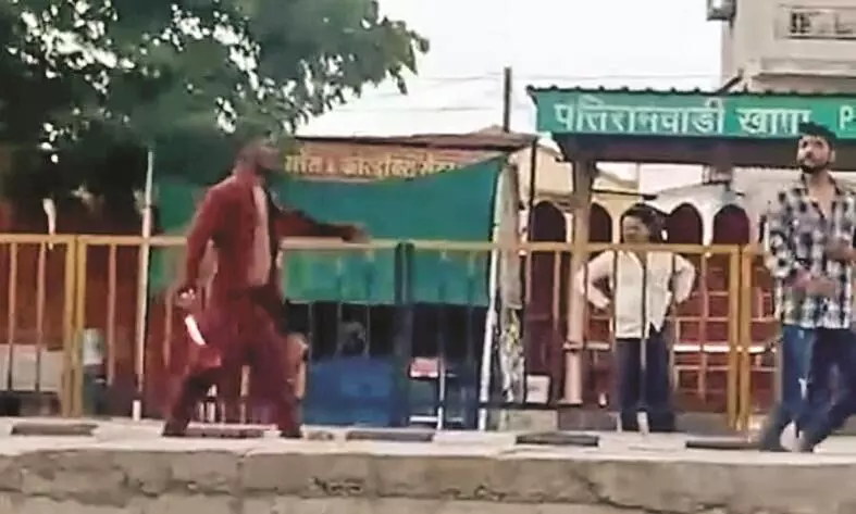 क्राइम सीन : खेत से बोर्ड हटाने की बात कही, तो सड़क पर चाकू लेकर दौड़ाया क्राइम सीन : खेत से बोर्ड हटाने की बात कही, तो सड़क पर चाकू लेकर दौड़ाया