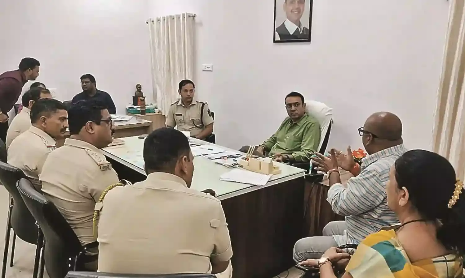 सड़क पर खड़ी निजी ट्रैवल्स बसों का अब परमिट रद्द होगा