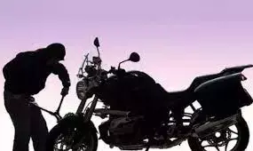 नागपुर से दोपहिया वाहन चुराकर सिवनी में बेचे नागपुर से दोपहिया वाहन चुराकर सिवनी में बेचे