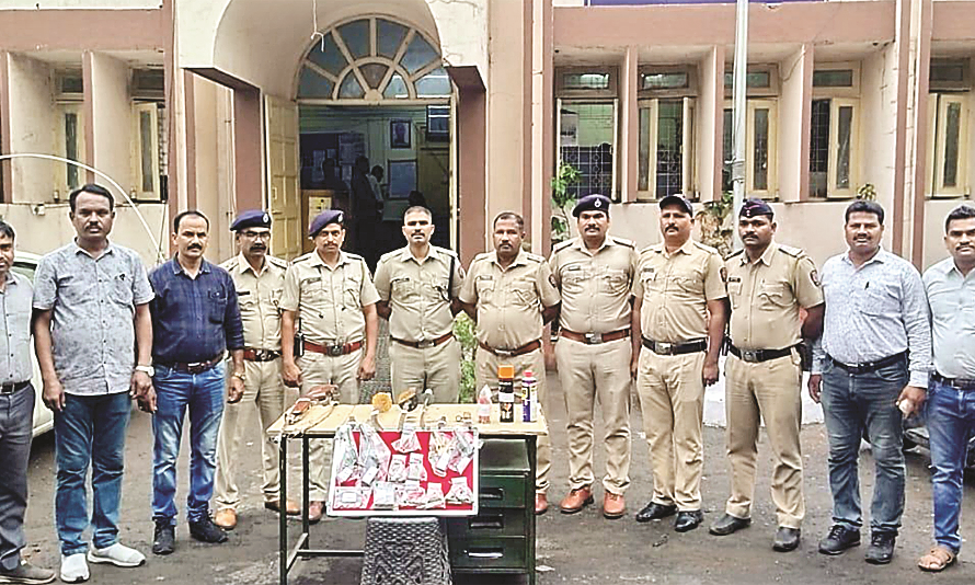 अब पुलिस को गुमराह करने के लिए गढ़ रहा नई-नई कहानी, छापामार कार्रवाई में मिला शस्त्रों का जखीरा