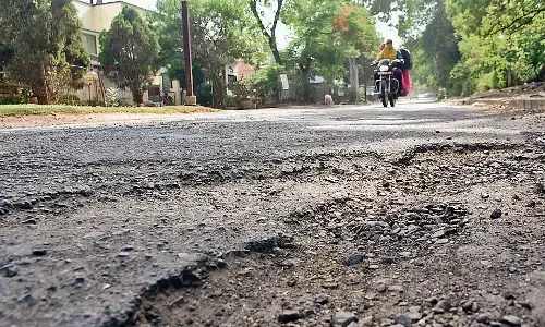 विडंबना : आजाद चौक रामपुर से जलपरी तक एक किलोमीटर के बीच जर्जर मार्ग से गुजरने काे मजबूर कई काॅलोनियों के लोग