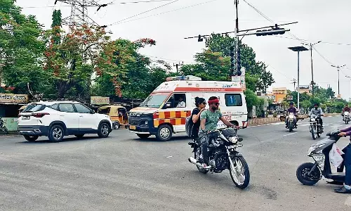 सगड़ा तिराहे पर सिग्नल की वजह से लगने लगा जाम: तैयबअली व अहिंसा चौक जैसे हालात सगड़ा तिराहे पर सिग्नल की वजह से लगने लगा जाम: तैयबअली व अहिंसा चौक जैसे हालात